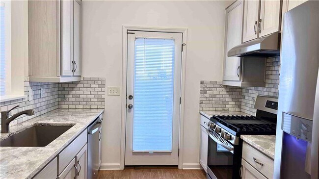 Building Photo - 6243 Shoreview Cir