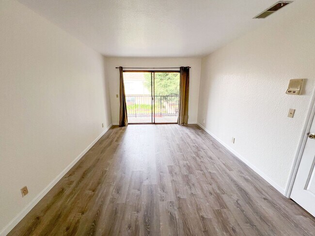 Building Photo - Remodeled Townhouse Near Downtown Campbell