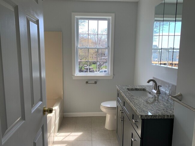 Building Photo - 170 Lawrence St