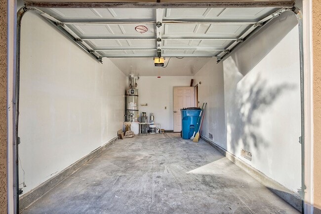 Building Photo - Fantastic 3 bed condo