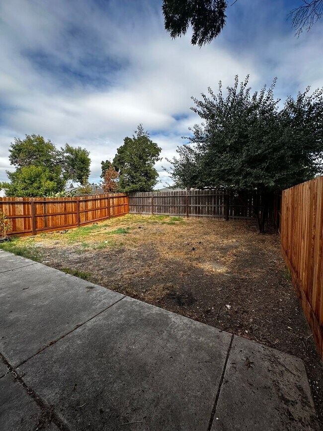 Building Photo - 5620 Brush Creek Dr