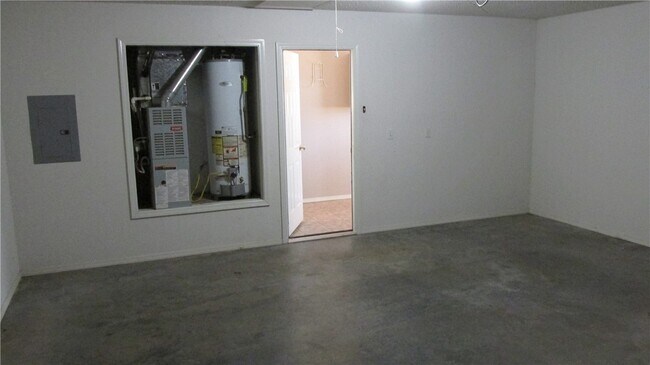 Building Photo - 1902 SW Spruce Rd