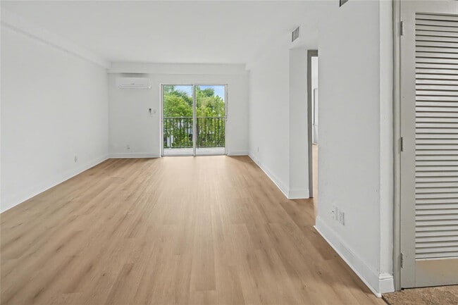 Building Photo - 3000 Riomar St