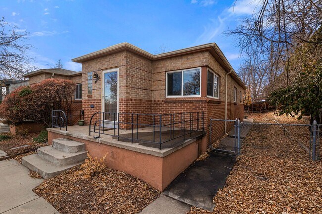 Building Photo - Charming Townhome in West Highlands!