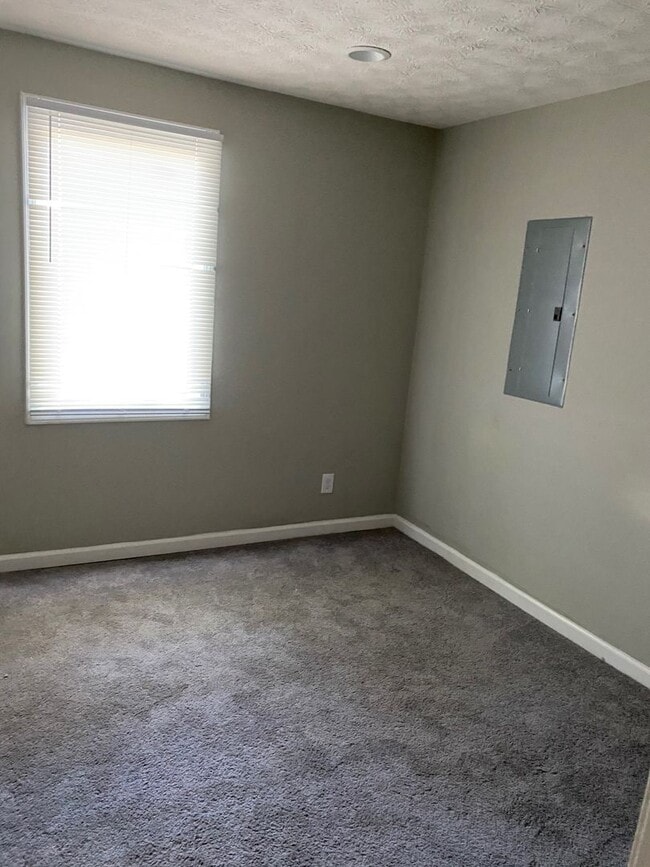 Building Photo - Newly Renovated 3 bed 2 bath House w/ deta...