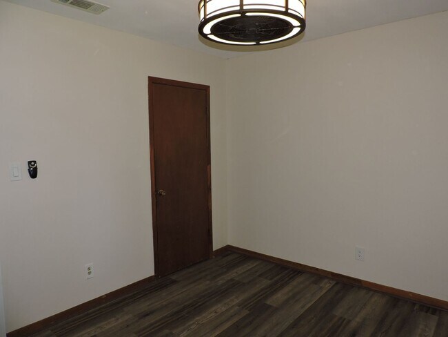 Building Photo - Convenient to schools, shopping & interstate.