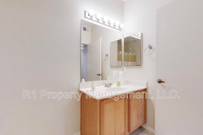 Building Photo - 6800 Vista Del Norte Dr NE