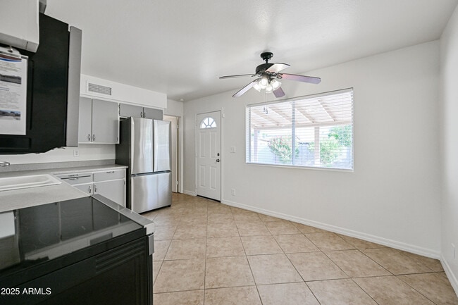 Building Photo - 913 E 7th Dr