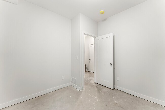 Building Photo - 911 W 31st St