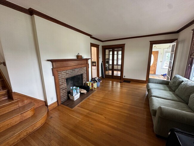 Building Photo - 3 Bed/1.5 Bath - Backyard - Off-Street Parking - Oak Square
