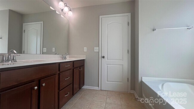 Building Photo - 2709 Southern Trace Dr