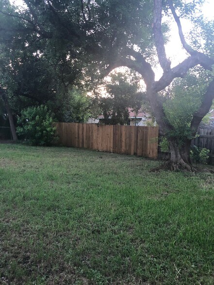 Nice Backyard - 9207 Cliff Way St