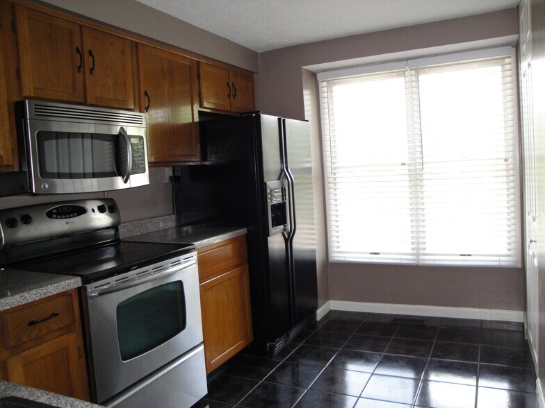 Building Photo - 2207 Hawthorne Drive