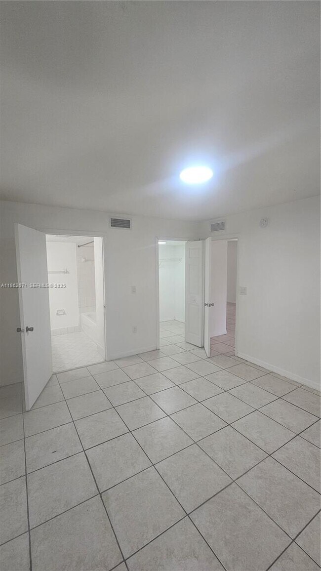 Building Photo - 1301 SE 28th Ln