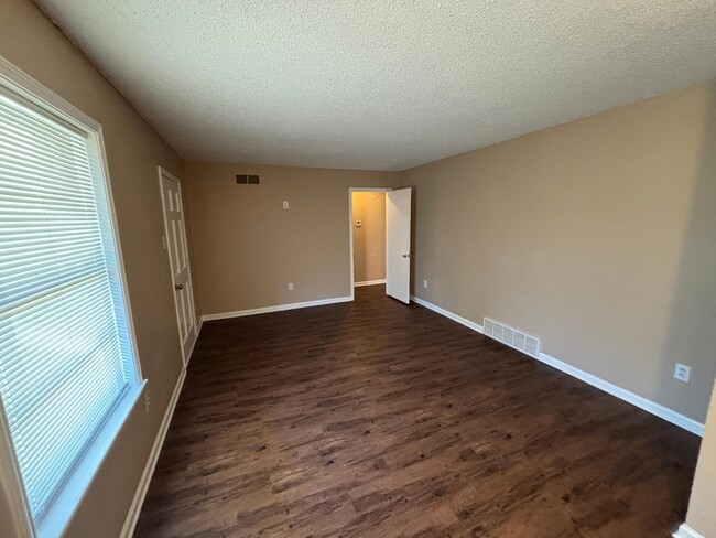 Building Photo - 6810 Sycamore Hill Dr