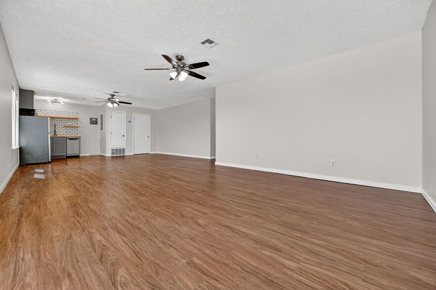 Building Photo - 16200 Round Mountain Rd