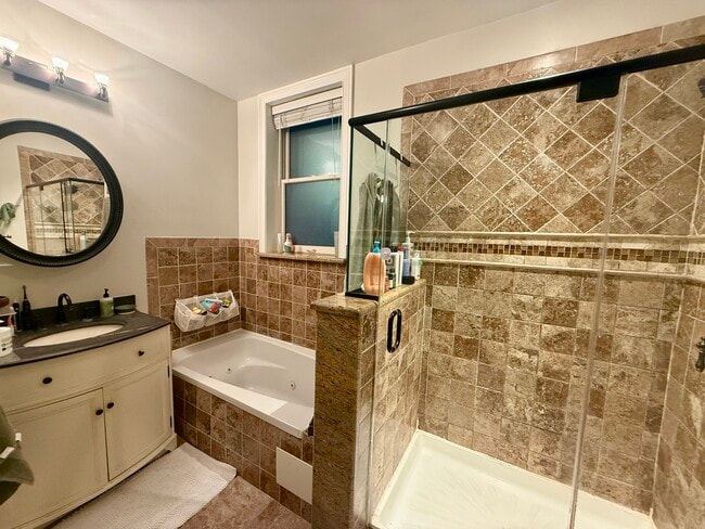 Building Photo - 1903 N Sheffield Ave