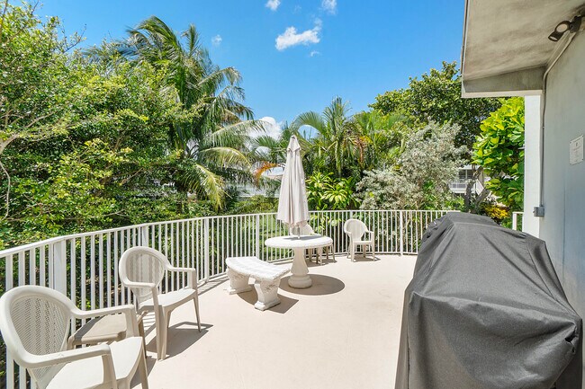 Building Photo - 1221 Hillsboro Mile