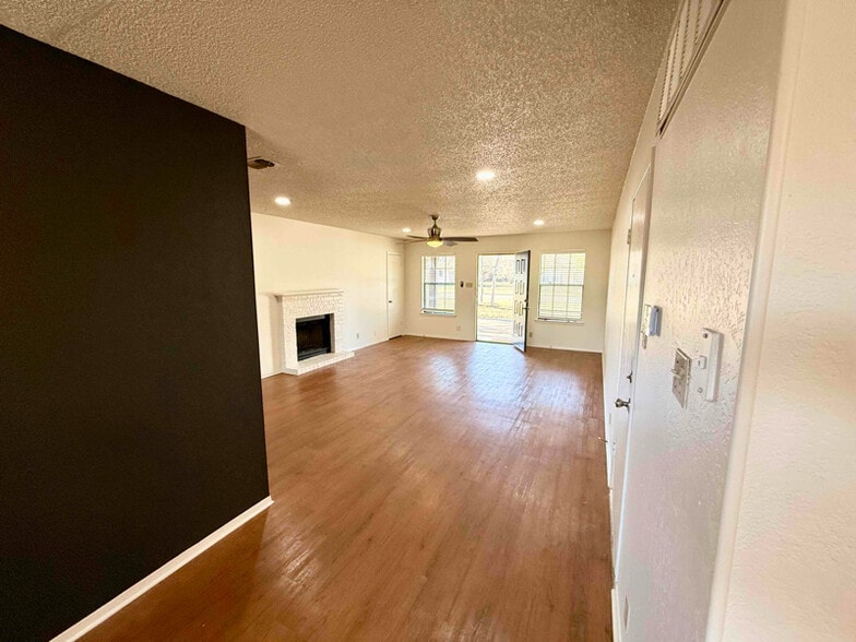 Building Photo - 508 Algerita Dr