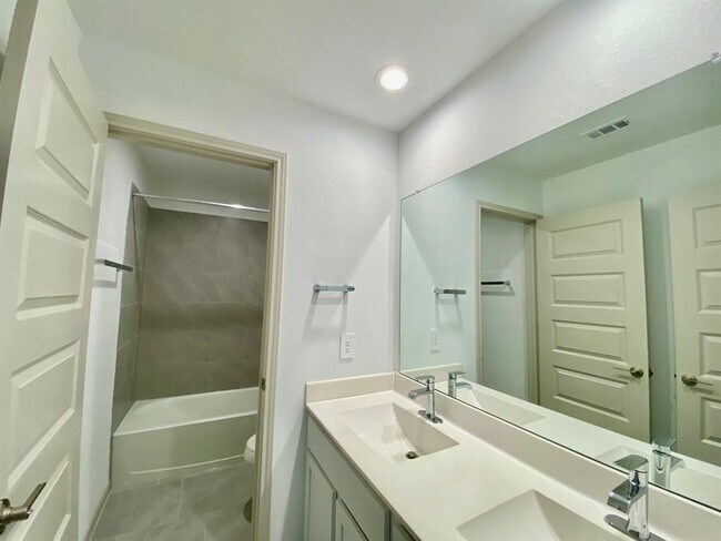Building Photo - 1515 Wells Manor Ln