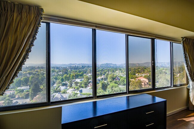 Building Photo - 10445 Wilshire Blvd
