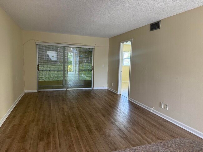 Building Photo - 9915 Sandalfoot Blvd