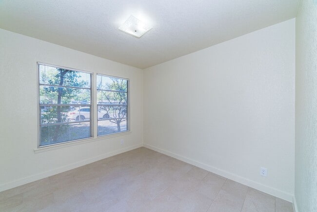 Building Photo - Charming 3-Bedroom