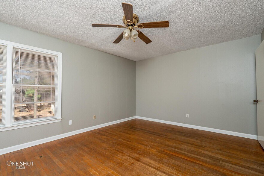 Building Photo - 1002 S San Jose Dr