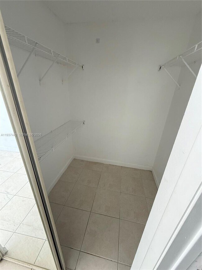 Building Photo - 625 SW 113th Way