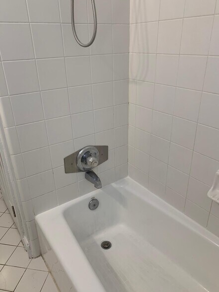 tub - 768 Acosta St
