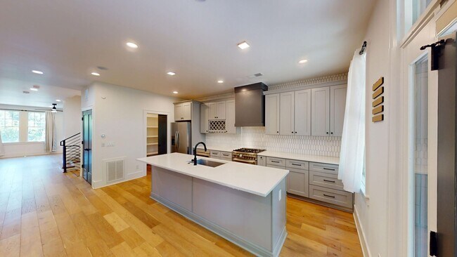 Building Photo - 617 W Worthington Ave