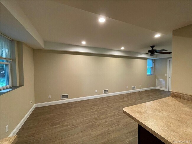 Building Photo - 328 E Broadway