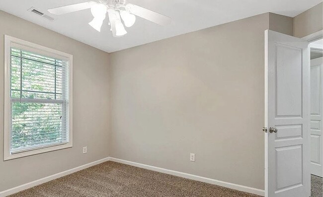 Building Photo - MUST SEE !! 3bd 3.5ba Townhome in Fuquay V...
