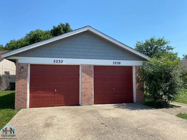 Building Photo - Cute & Cozy Duplex Nestled in a Prime Loca...