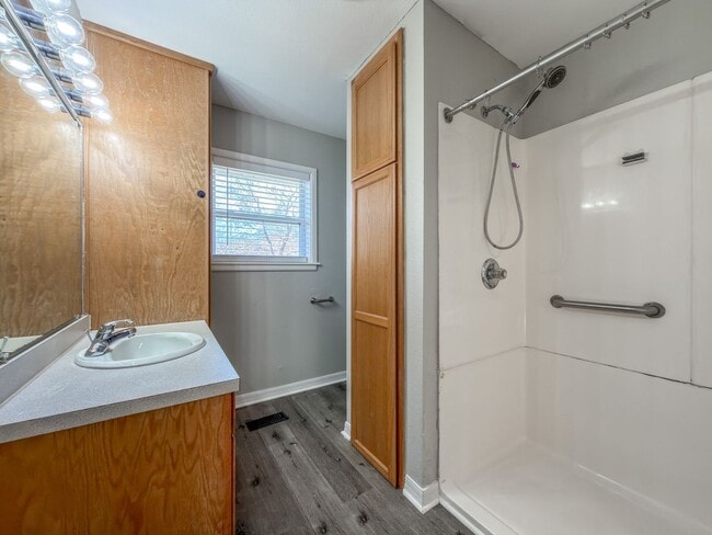 Building Photo - Newly Updated 3 Bed, 2 Bath Home in Greenwood