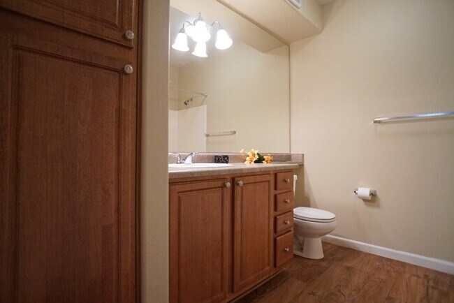 Building Photo - 3 bedroom, 2 bathroom condo with great flo...