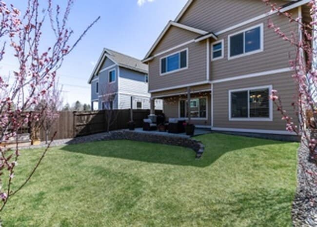 Building Photo - Beautiful home in a newer neighborhood on Bend's Eastside
