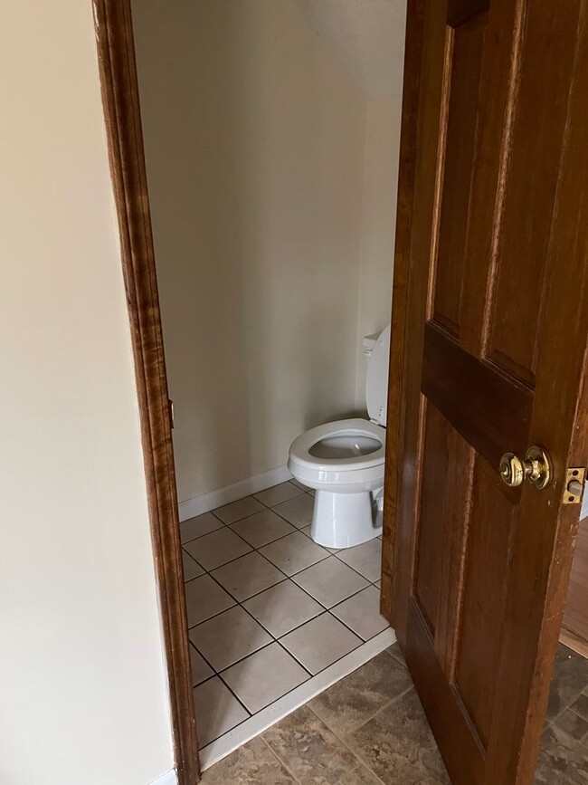 Building Photo - Lovely 2 bedroom 1.5 Bath  Townhome in Cit...