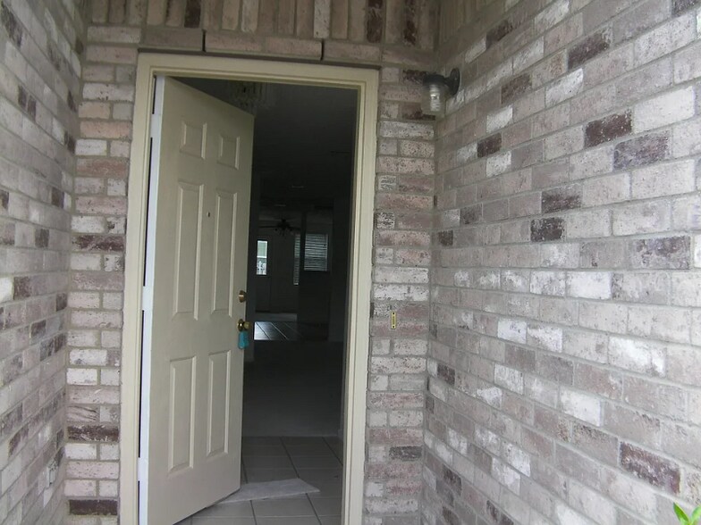 Building Photo - 900 Rose Crystal Way