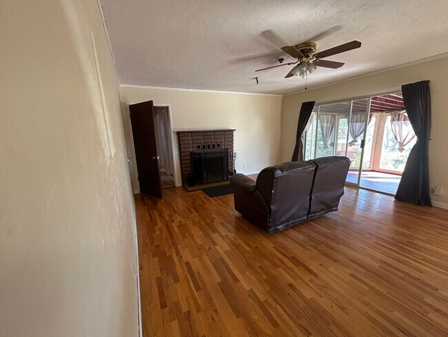 Building Photo - Cozy 2-Bedroom Duplex with Fireplace & Sunroom in Vista – Don’t Miss Out!