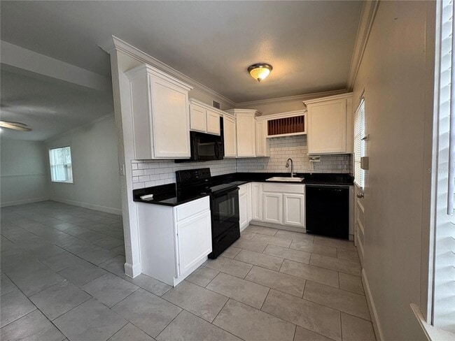 Building Photo - 3824 Winona Dr