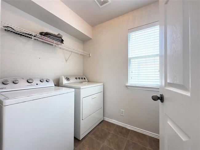 Building Photo - 513 Rolling Oak Dr