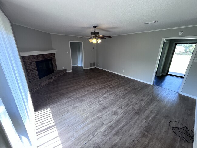 Building Photo - 215 Berkshire Cir