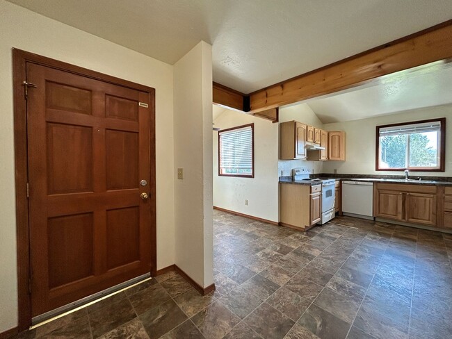 Building Photo - 2 bed, 1 Bath in Hamilton. Includes one ca...