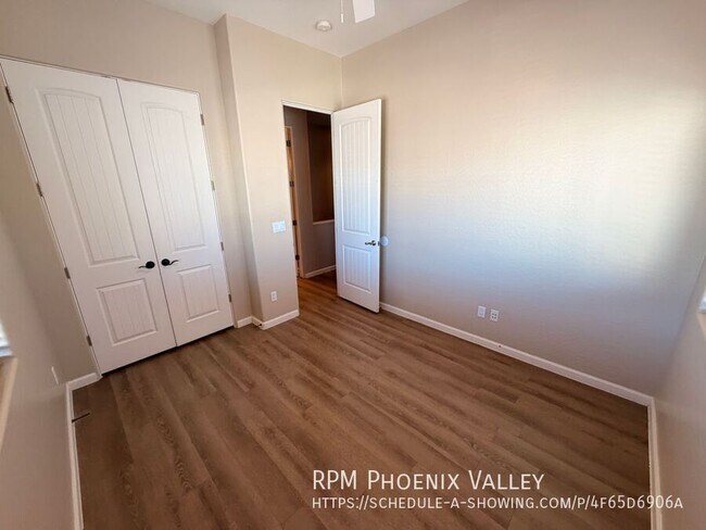 Building Photo - 897 E Roma Ave