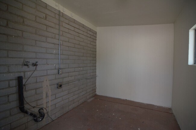 Building Photo - Charming 2 Bedroom 1 Bath Home! Great South Tucson Location!