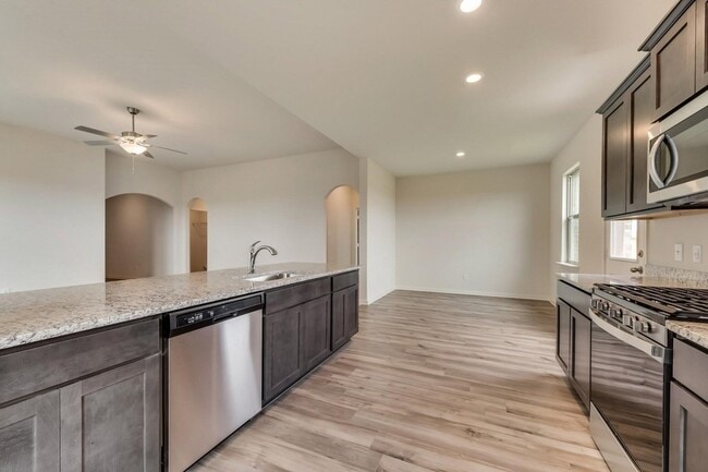 Building Photo - 833 Serena Dr