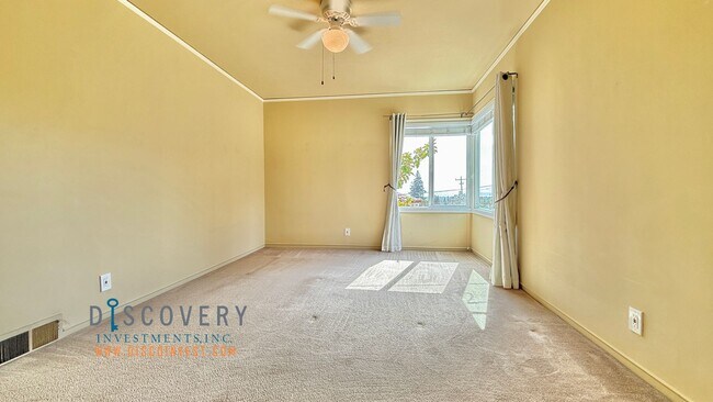 Building Photo - Attractive Mid-Century Modern Dimond Distr...