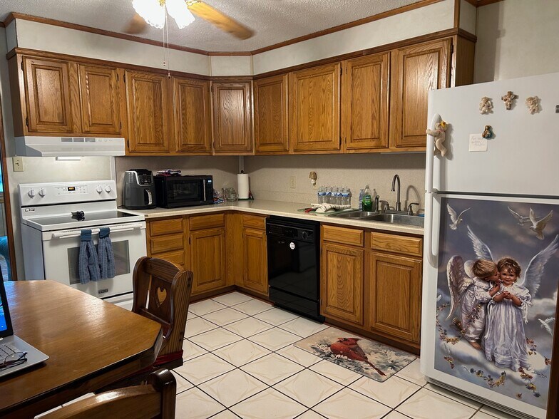 Building Photo - 321 Elsa Dr