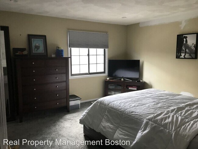 Building Photo - Stunning 2 Bd 2 Bath Townhouse in Wakefield w 2 parking spaces